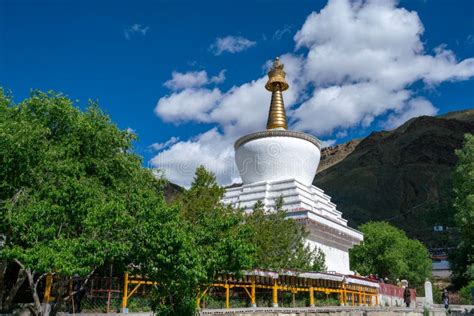  De Tashilhunpo Klooster: Een Spirituele Oasis van Geschiedenis en Traditie!