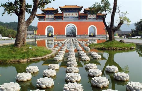   De Xiangyang Lingshan Tempel: Een Oase van Kalmte en Geschiedenis in de Harten van China