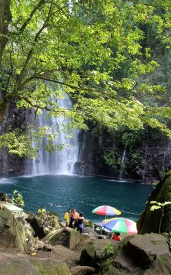 De Enchanting Waterfalls van Tinago: Een Verborgen Wonder in Iligan City!