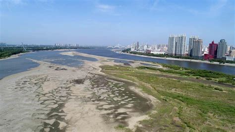 De Songhua Rivierbrug: Een Majestic Bezienswaardigheid en Historisch Icoon!