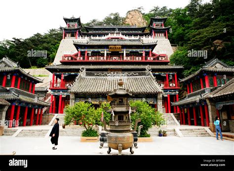  Het Qianshan Tempel: Een Oase van Kalmte en Geschiedenis in Anshan!